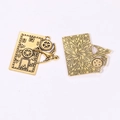 Detail van vintage bronzen hanger met tandwiel-, klok- en zwaluwmotieven - Antiekgouden Afwerking / 40 X 39 Mm / 772 G