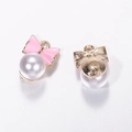 Detail von rosa Emaille-Schleife und Perlenanhänger mit goldener Basis für DIY-Schmuck - 21*14mm, 3.21g / Rosa