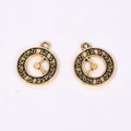 Vista dettagliata di due ciondoli orologio in bronzo vintage con design a ingranaggi - Oro Antico