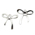 Set van twee antieke zilveren strikbedeltjes van vintage legering voor DIY-sieraden - 3D Gedraaide Lint Stijl (Alleen hanger (zonder ketting)) (A4-425) / 25*23mm / Antiek Zilver