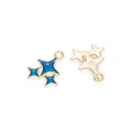 Détail macro de pendentifs étoile en émail bleu avec dos en métal à texture radiale - Bleu / 18 X 14 Mm / 058 G