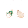 Vue macro de pendentifs gnome leprechaun en émail vert avec trèfle et texture dorée - Style Gnome à Barbe Blanche (A5-026)