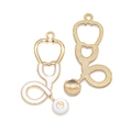 Ciondolo a forma di stetoscopio dorato con smalto bianco per creazione gioielli - Stetoscopio (A3-435) Solo Pendente (Senza Catena) / 1 Pezzo (37x24mm) / Bianco
