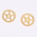 Dettaglio macro di ingranaggi steampunk dorati da 15mm con design cavo e finitura lucida - Oro