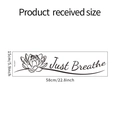 Detalle del vinilo decorativo de loto con texto Just Breathe y dimensiones de 15x58cm - 15x58cm