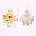 Cartoon zon hanger van legering met rode bril voor DIY sieraden maken projecten - Zon met Zonnebril (A5-115)