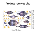 Detalle de adhesivo de pared con linterna violeta y estrellas acuarela 90x30cm - 30x90cm x 2 Hojas