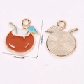 Emaille kokosnoot hanger voor zomerse strandjuwelen met een metalen textuur afwerking - Kokosdrank met Blauwe Paraplu (A5-120)