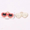 Gouden hartvormige zonnebrilhanger met rood en zwart emaille voor DIY sieraden - Roze Zwarte Hart Zonnebril (A5-125)
