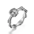 Anillo de calavera punk gótico de acero inoxidable con banda de hueso en fondo blanco - US 5 / Color acero