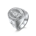 Silberner Ring Maria mit glitzernden Strasssteinen und Kreuzdetails auf 18K Goldband - Größe 8 / Stahlfarben