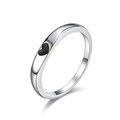 Minimalistischer Ring aus Edelstahl in Silber mit einem schwarzen 3D Herz Akzent - Größe 5 / Schwarzes Herz