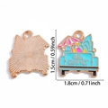 Geëmailleerde strandbuggy bedel met Hello Summer tekst en surfboard detail in goud - Zomer Blauwe Strandwagen (A5-135)