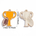 Ciondolo a forma di trofeo e palla da rugby dorato in smalto per creazione gioielli fai-da-te - Stile Combinato Trofeo E Football (A7-479) / 25*19mm