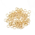 Dettaglio macro di anellini aperti dorati per la creazione di gioielli e collane fai-da-te - 0.7*4mm / Oro KC