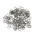Dettaglio di anellini aperti in metallo nero per creazione di gioielli fai-da-te - 0.7*4mm / Canna di Fucile