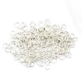 Macro dettagliata di anellini in argento per la creazione di gioielli e artigianato DIY - 0.7*4mm / Argento