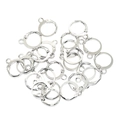 Détails rapprochés de crochets d'oreilles français en argent poli pour bijoux - Or blanc