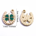Gouden hoefijzer klavertje hanger met groene glitters voor DIY sieraden maken - Hoefijzer Klaver Glitter (A8-026)