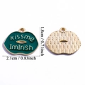 Groene emaille lippen hanger met gouden Kiss me Im Irish tekst voor sieraden - Lipvorm Effen Kleur (A8-029)