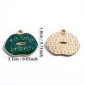 Groene glitter lippen hanger met 'Kiss me Im Irish' tekst voor DIY sieraden maken - Lipvorm Glitter (A8-029)