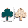 Groene emaille klaver hanger met gouden plating getoond in voor- en achteraanzicht - Groot Klavertje Effen Kleur (A8-033)