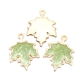 Hellgrüne Ahornblatt-Anhänger mit Perlmutteffekt und goldener Legierung für DIY-Schmuck - Perlmuttgrün