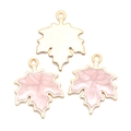 Ahornblatt-Anhänger mit rosa Marmorstruktur, goldenem Legierungsrand und Emaille - Perlmuttrosa