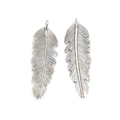 Par de colgantes de plumas plateadas vintage con textura detallada para joyería DIY - Pluma Larga (A3-265) / 37x12mm / Plata antigua