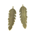 Par de colgantes de plumas en bronce antiguo con texturas para creación de joyas - Pluma Larga (A3-265) / 37x12mm / Bronce Antiguo