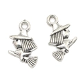 Zwei vintage silberne Zauberermädchen-Anhänger auf Besenstiel für DIY-Schmuck - Hexe auf dem Besen Stil (A3-371)