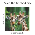 Detail van de grappige giraffensticker met de afmetingen van 34x34 cm getoond - 34*34cm/fun-f339