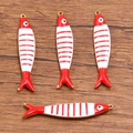 Set de cuatro colgantes de pez esmaltados a rayas rojas y blancas con aros de metal - Rayas rojas