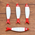 Colgantes de peces con rayas rojas y azules en acabado dorado para creación de joyas - Rayas Azules