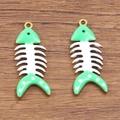 Muntgroene emaille visgraat hangers met witte stippen en gouden roestvrijstalen lussen - 1 Stuk / Groen