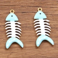 Lichtblauw en wit visgraat hangertje met goudkleurige rand en emaille voor DIY-sieraden - 1 Stuk / Lichtblauw