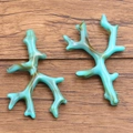 Deux pendentifs corail turquoise en acrylique avec texture naturelle pour bijoux DIY - Corail Vert No 23 / 36X60mm