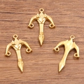 Goldene Edelstahlanhänger in Bogen- und Schwertform mit mehreren Verbindern für DIY-Schmuck - Goldfarbe Armbrust Stil