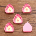 Lot de 5 breloques fraises en résine DIY avec anneaux argentés sur fond bois sombre - Style Pêche/Fraise