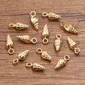 Goldene Muschel-Anhänger aus Legierung für DIY-Schmuck auf dunklem Holzgrund - Spiralschale Stil (5)