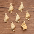 Goldene Muschel-Anhänger aus Legierung für DIY-Schmuck auf einem Holz Hintergrund - Conch-Form (6号) / 1 Stück/Packung (9*19mm)