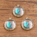 Trois pendentifs ronds plaqués or 18 carats avec motifs de baleines bleues sous verre - Baleine
