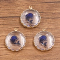 Pendentif rond plaqué or 18 carats avec dauphin bleu et dôme en verre sur bois - Dauphin