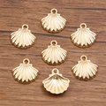 Set mit 7 vergoldeten Muschel-Anhängern mit feiner Textur auf rustikalem Holzhintergrund - Jakobsmuschelform (Nr. 11) / 15*15mm / Gold