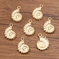 Goldene Spiralmuschel-Anhänger für DIY-Ozeanschmuck auf dunklem Holzhintergrund - Conch-Form (Nr. 15) / 15*21mm / Gold