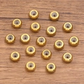 Goldene flache Abstandsperlen mit weißem Silikonkern auf einem Holzhintergrund - 8x1.5mm / Gold