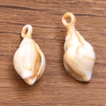 Pendentif en acrylique en forme de conque avec texture beige et marron pour bijoux DIY - Coquillage No 12 / 14x32mm