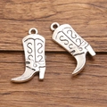 Coppia di ciondoli a forma di stivale da cowboy in argento vintage con incisioni - No.6 Argento Antico
