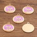 Ciondoli ovali dorati con smalto viola e rilievo di cane che corre, set da 5 pezzi - 20x21mm / No.5 Dog Style Purple