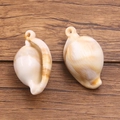 Pendentifs en acrylique style coquillage naturel avec texture polie et trous pré-percés - Coquillage No 33 / 25x41mm